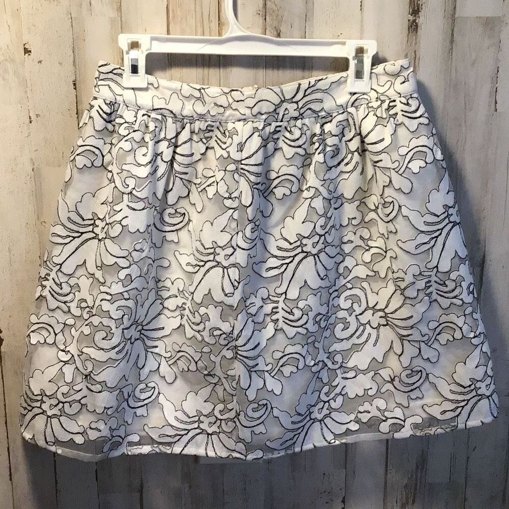 Skirt beautiful white and black Floral by buttons Size large